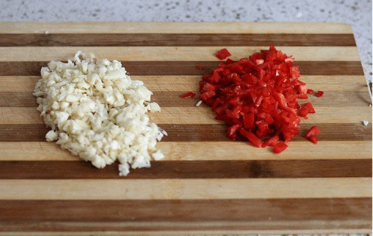 Step 2 Prepare other ingredients Stir-fried chicken intestines with lemongrass and chili
