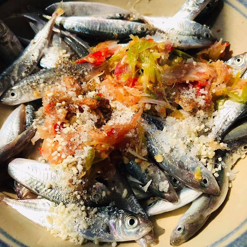 Step 2 Marinate the fish for steamed mackerel wrapped in rice paper