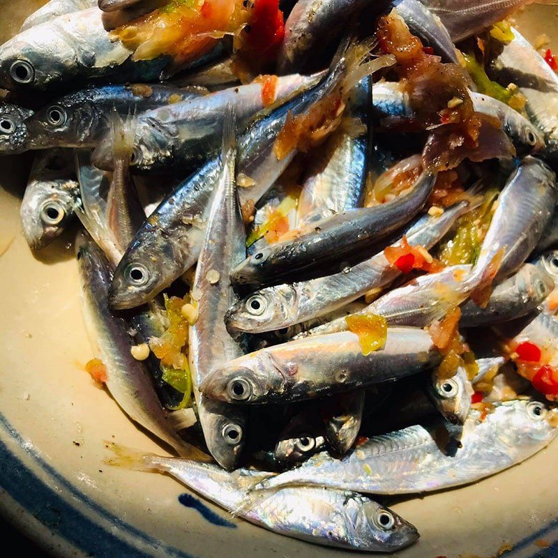 Step 2 Marinate the fish for steamed mackerel wrapped in rice paper