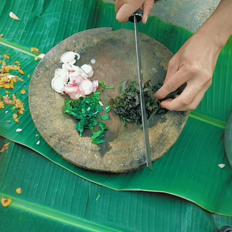 Step 2 Prepare other ingredients for the eel with banana stem