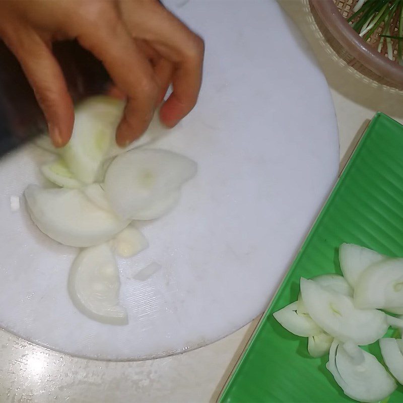 Step 2 Prepare other ingredients Buffalo meat stir-fried with onions