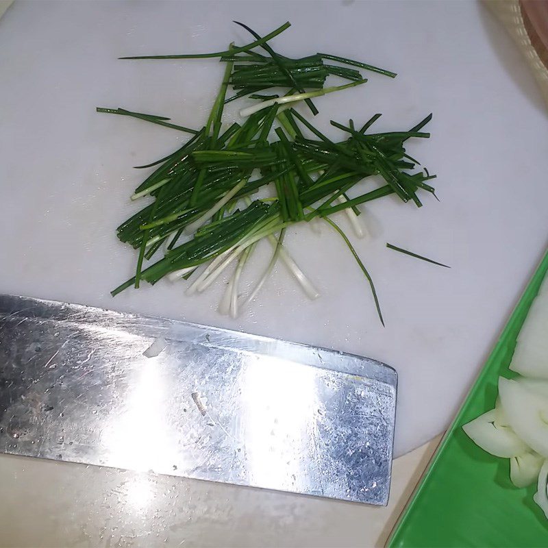 Step 2 Prepare other ingredients Buffalo meat stir-fried with onions