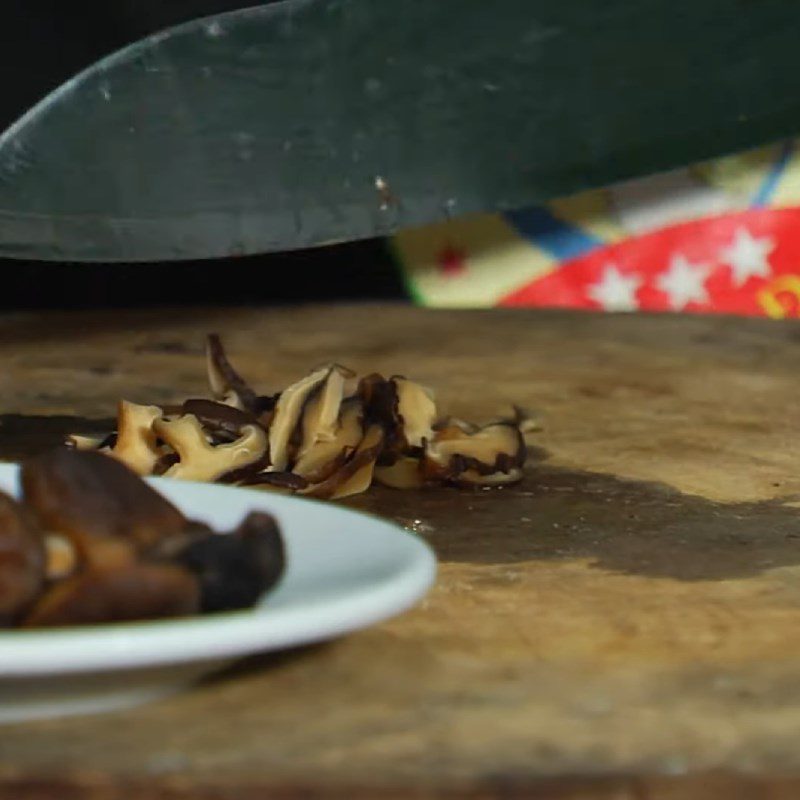 Step 2 Prepare other ingredients Grilled snail with bamboo tube