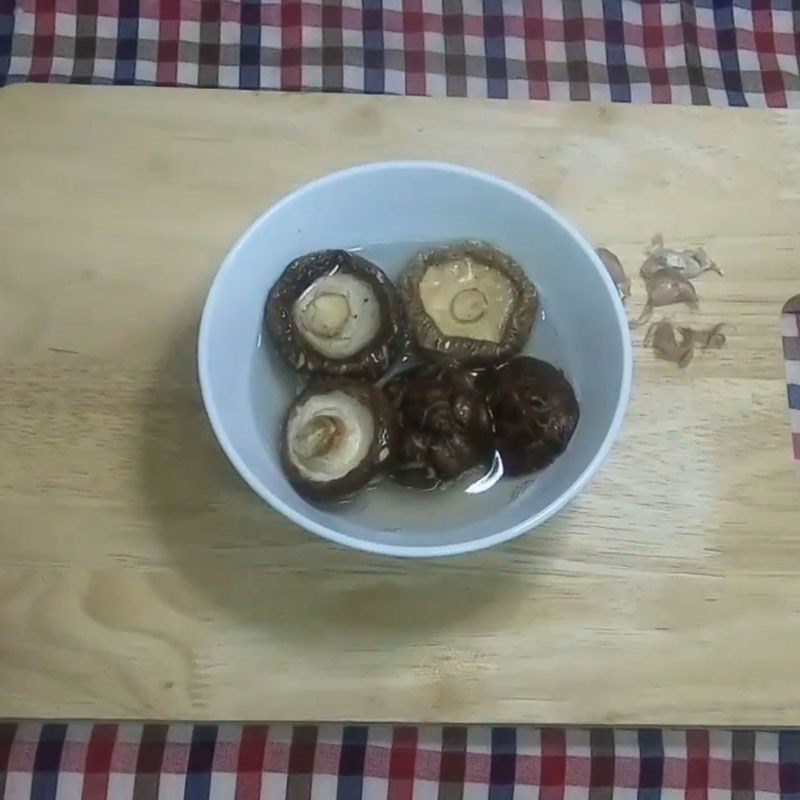 Step 2 Prepare other ingredients Beef stir-fried with shiitake mushrooms
