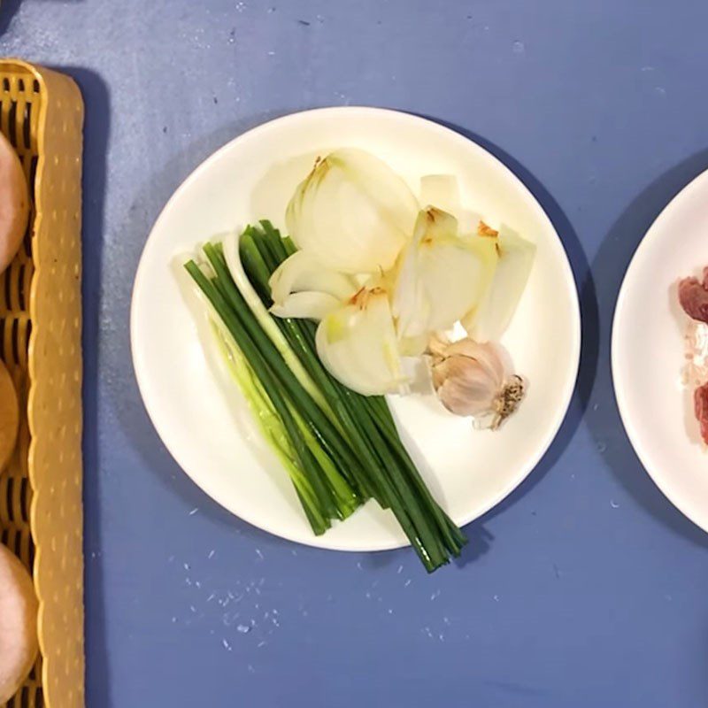Step 3 Prepare other ingredients Beef stir-fried with oyster mushrooms