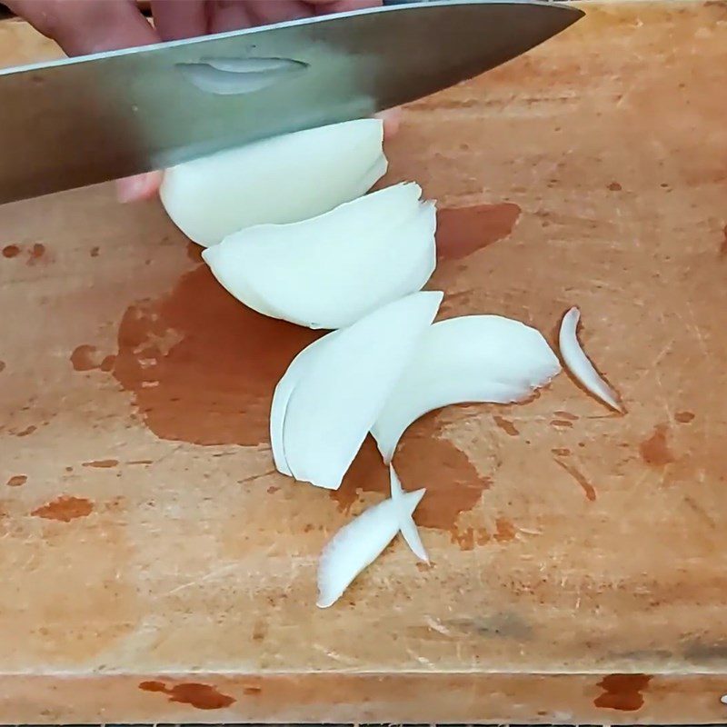 Step 2 Prepare the other ingredients Stir-fried squid with ginger and onion
