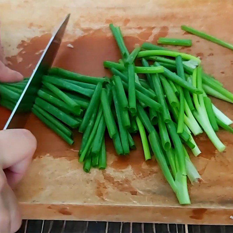 Step 2 Prepare the other ingredients Stir-fried squid with ginger and onion