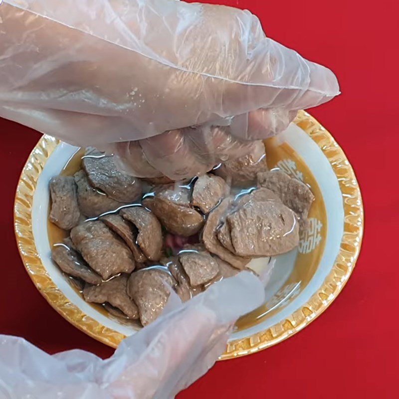 Step 2 Prepare other ingredients Stir-fried Straw Mushrooms with Vegetarian Beef
