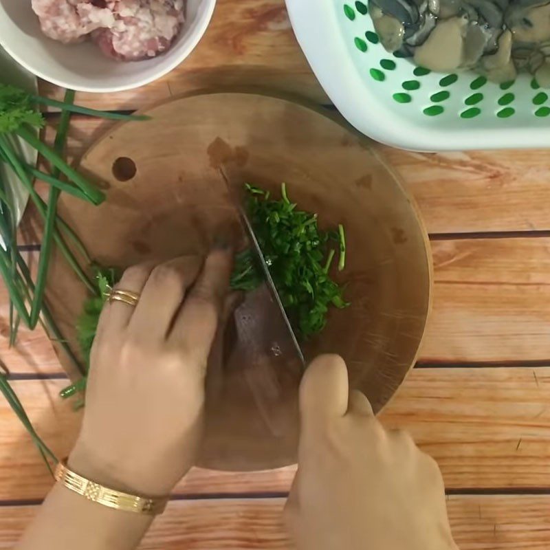 Step 2 Prepare the other ingredients Minced oyster meat