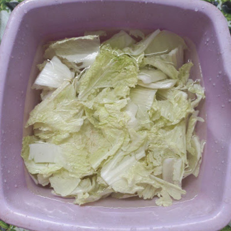 Step 2 Preparing other ingredients for stir-fried pork with napa cabbage