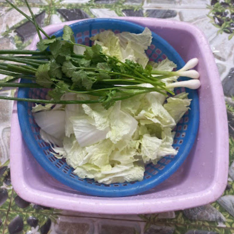 Step 2 Preparing other ingredients for stir-fried pork with napa cabbage