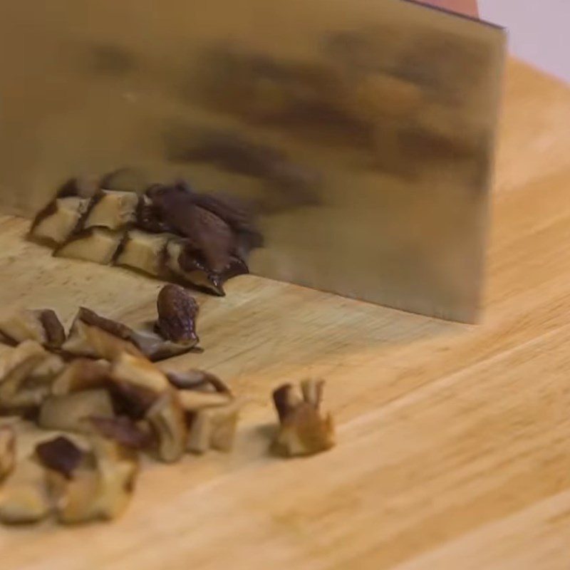 Step 1 Prepare the ingredients and cook the rice for Lotus Leaf Steamed Rice