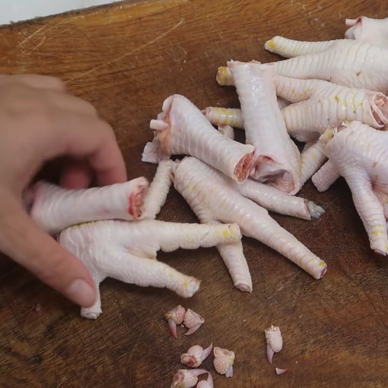 Step 1 Prepare chicken feet and beef for herbal beef stew