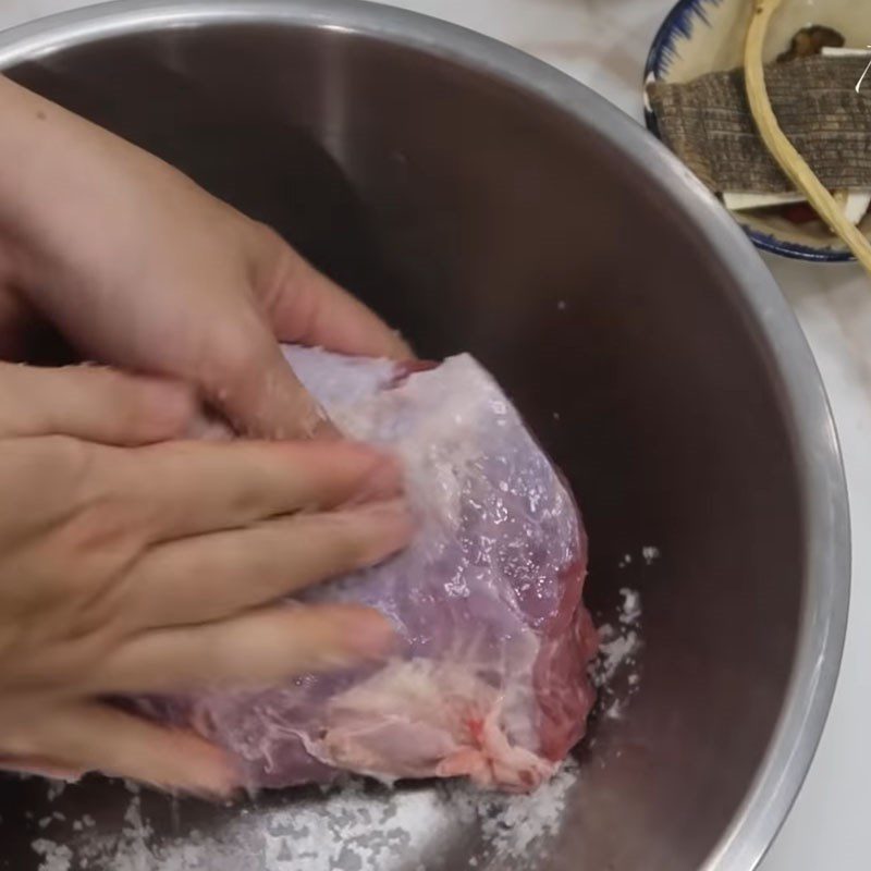 Step 1 Prepare chicken feet and beef for herbal beef stew