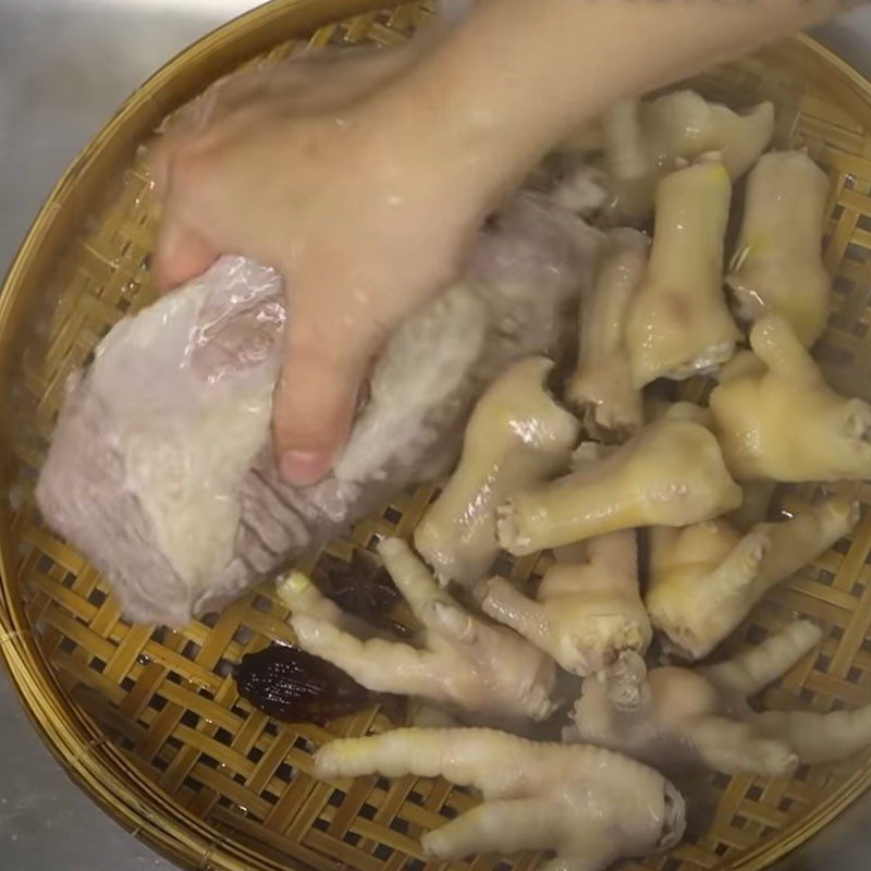 Step 1 Prepare chicken feet and beef for herbal beef stew