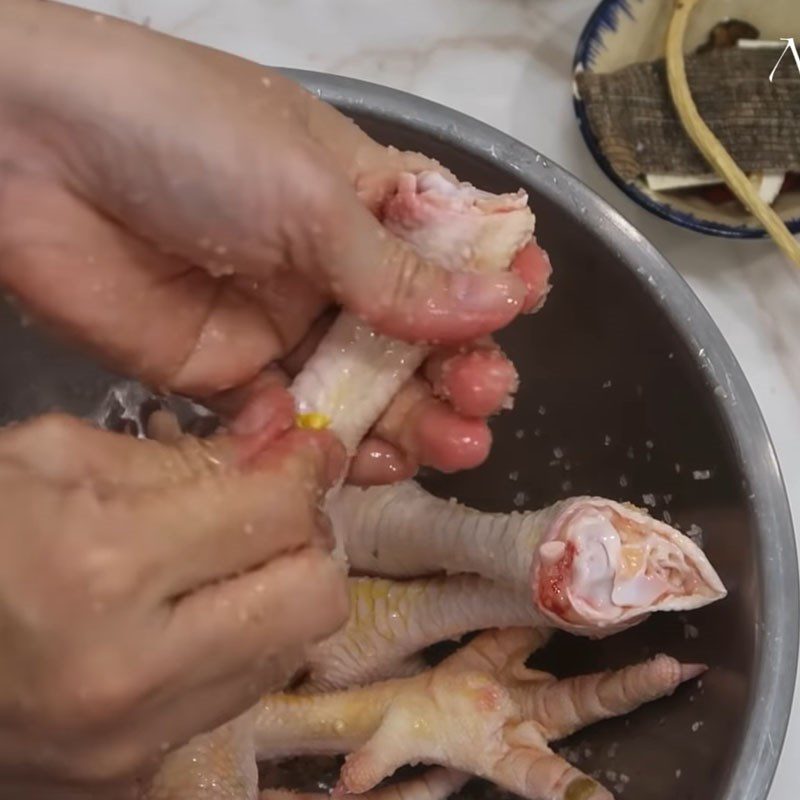 Step 1 Prepare chicken feet and beef for herbal beef stew