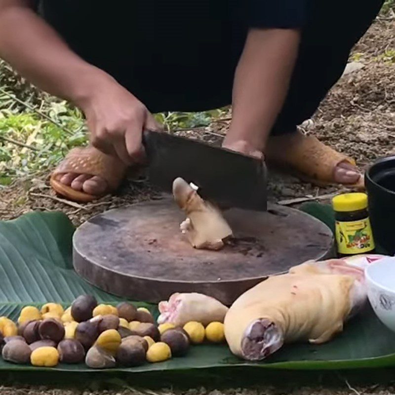 Step 1 Prepare the pork leg Stewed pork leg with chestnuts