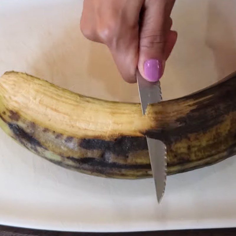 Step 1 Preparing bananas for Spicy Dried Banana