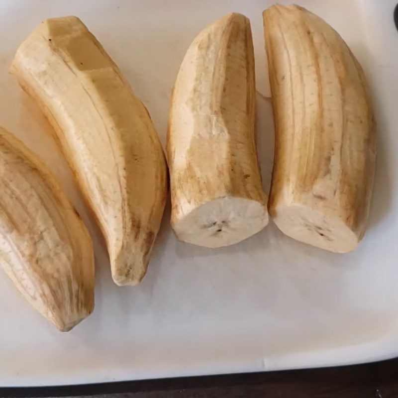 Step 1 Preparing bananas for Spicy Dried Banana
