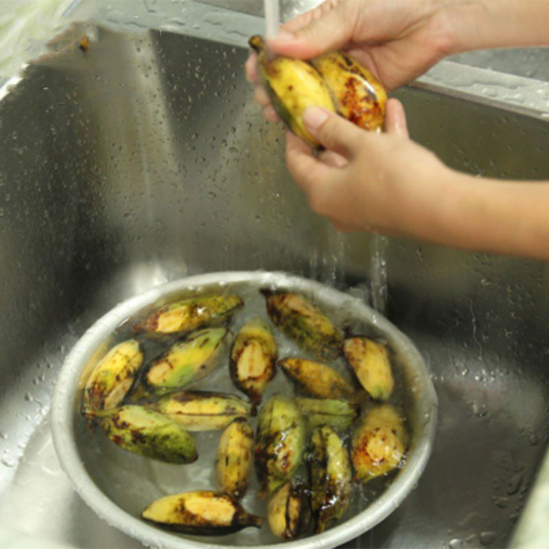 Step 1 Prepare the bananas Caramelized bananas