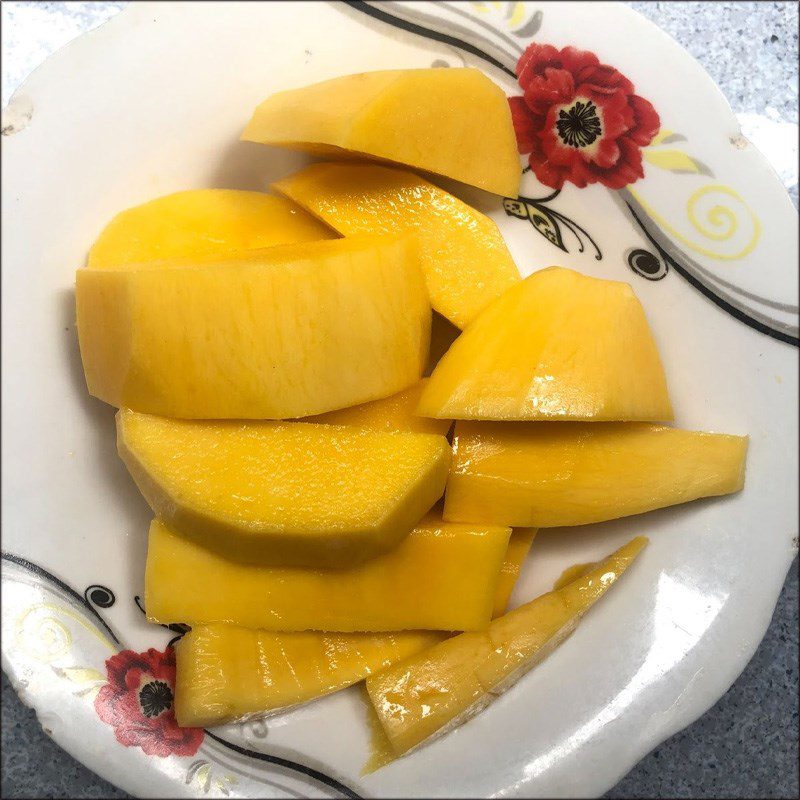 Step 1 Prepare the banana ingredient for banana mango smoothie