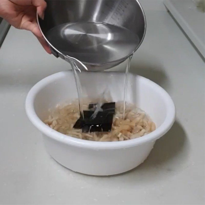 Step 1 Prepare the radish Dried radish mixed sweet and salty
