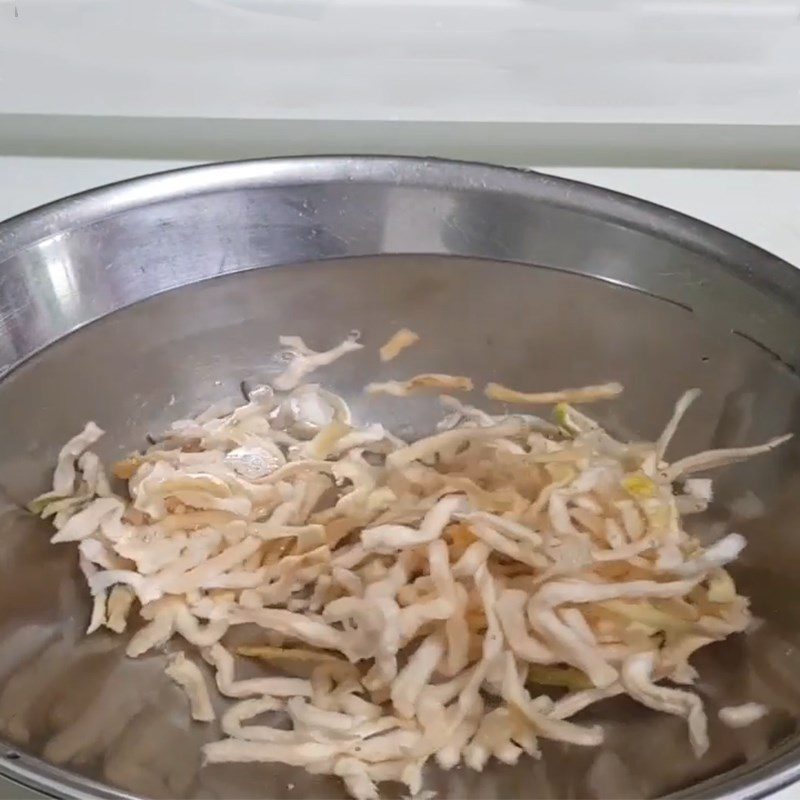 Step 1 Prepare the radish Dried radish mixed sweet and salty