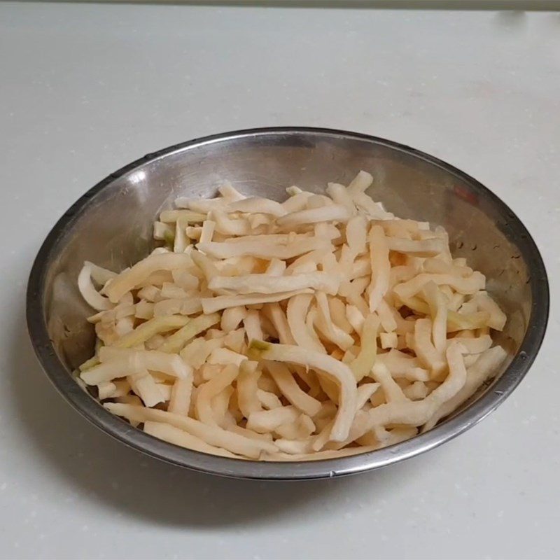 Step 1 Prepare the radish Dried radish mixed sweet and salty