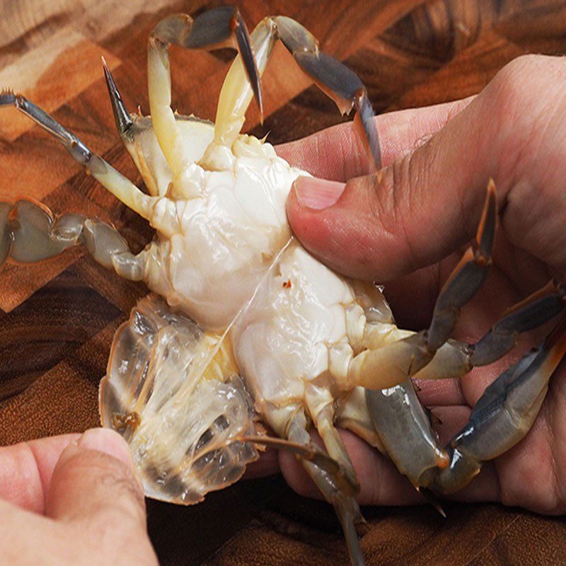 Step 1 Prepare crab for sour and spicy crab hotpot