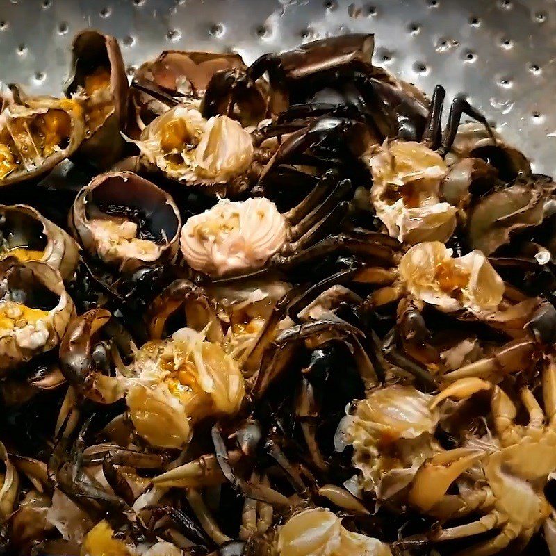 Step 1 Prepare the crabs for Crab Soup with Various Ingredients