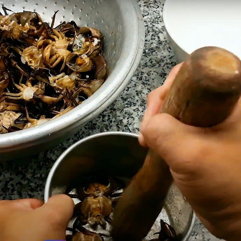 Step 1 Prepare the crabs for Crab Soup with Various Ingredients