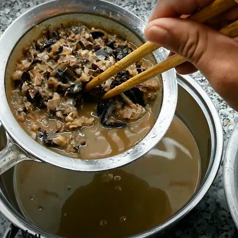 Step 1 Prepare the crabs for Crab Soup with Various Ingredients