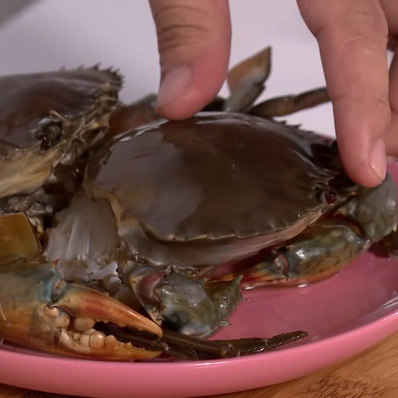 Step 1 Prepare crab for sour and spicy crab hotpot