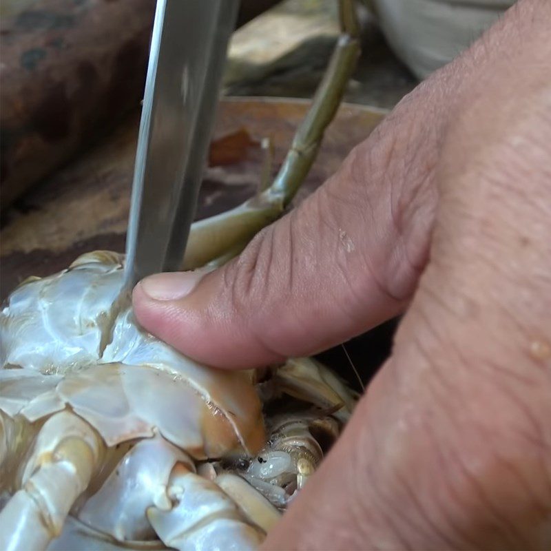 Step 1 Prepare sea crab for sea crab hotpot cooked with fermented bean curd