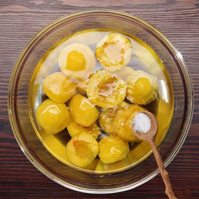 Step 1 Prepare the peaches for soaking