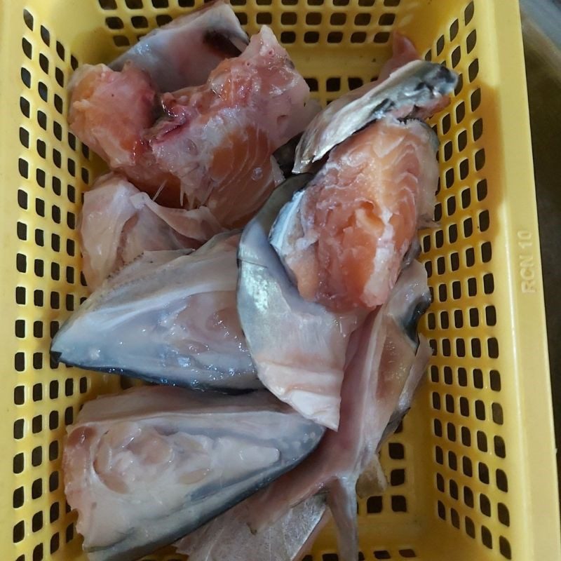 Step 1 Prepare the salmon head for sour salmon head soup (recipe shared by a user)