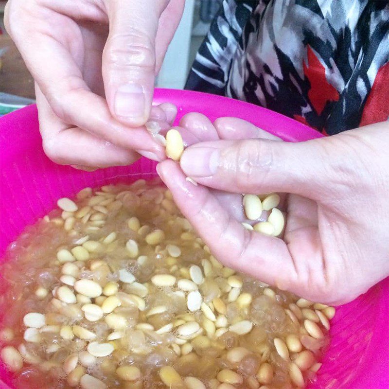Step 1 Prepare soybeans for tofu with agar powder using ground soybeans