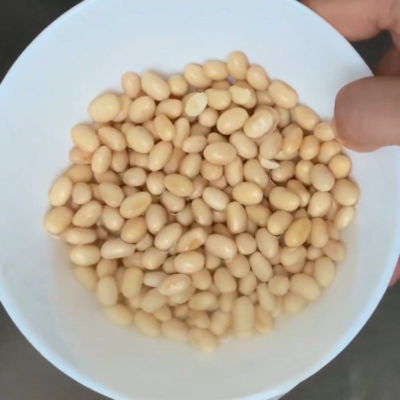 Step 1 Prepare the soybeans for Soybean Pudding with Coconut Milk