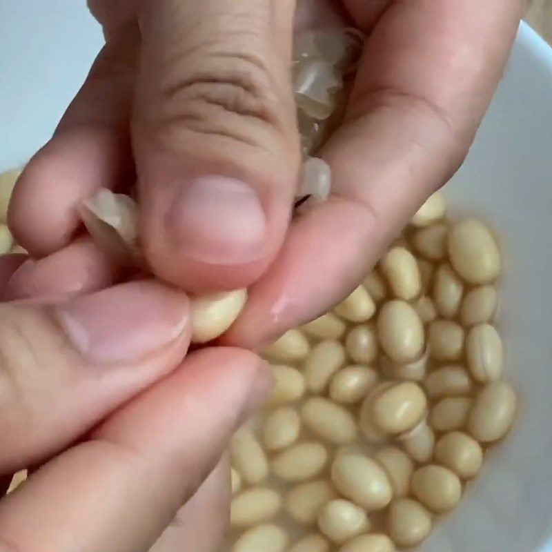 Step 1 Prepare the soybeans for Soybean Pudding with Coconut Milk