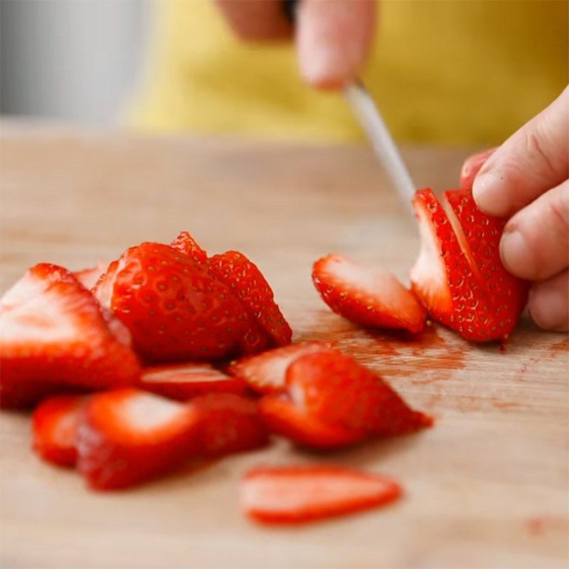 Step 1 Prepare strawberries for Spinach Strawberry Salad with Almonds