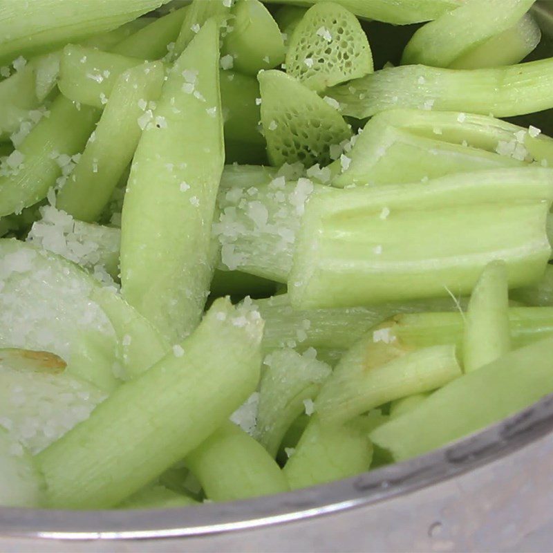 Step 1 Prepare the dọc mùng for the salad