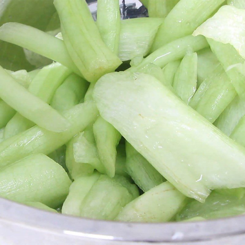Step 1 Prepare the dọc mùng for the salad