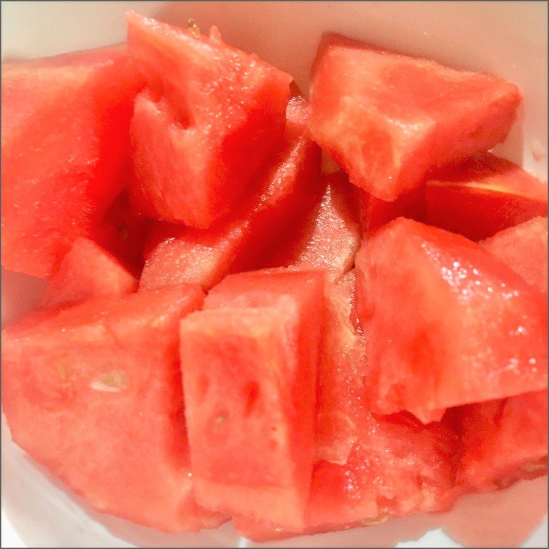 Step 1 Prepare the watermelon for Watermelon Milk Jelly (recipe shared by a user)