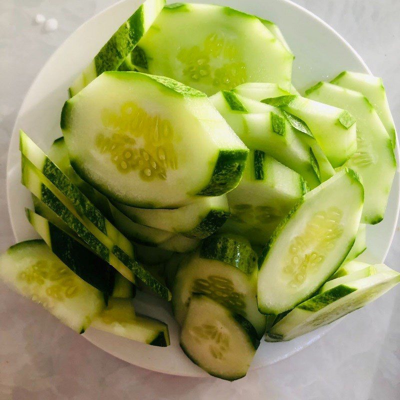Step 1 Prepare the cucumber for cucumber yogurt smoothie