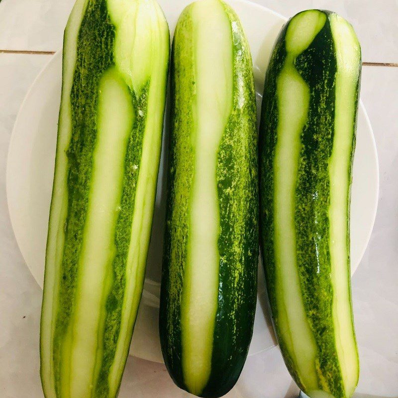 Step 1 Prepare the cucumber for cucumber yogurt smoothie