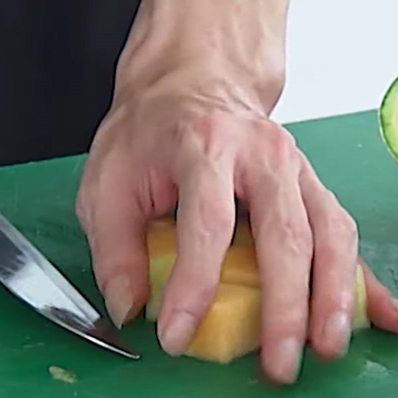 Step 1 Prepare the melon for Melon and Grass Jelly Dessert