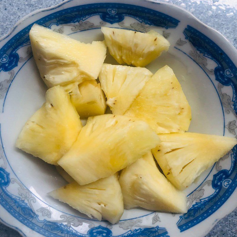 Step 1 Prepare the pineapple Pineapple smoothie