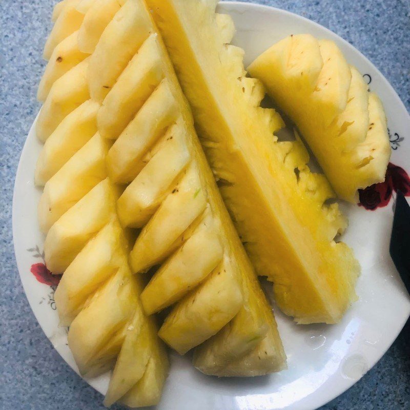 Step 1 Prepare the pineapple for pineapple chia seed smoothie