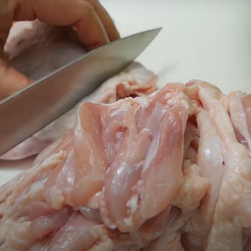 Step 1 Prepare chicken thighs and chicken hearts Spicy chicken stir-fried noodles