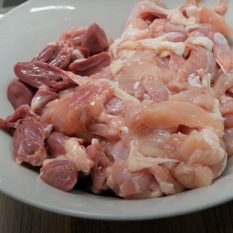 Step 1 Prepare chicken thighs and chicken hearts Spicy chicken stir-fried noodles